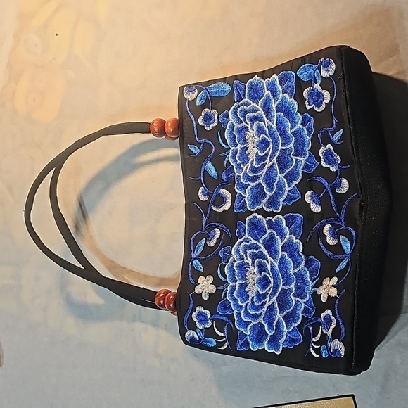Embroidered Pocketbook ๐ Purse - Picture 1 of 5